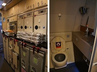　シンガポール航空ご自慢のブランケットも。トイレも広々しています。