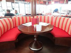 　「ボネカレストラン」　半円形状になったソファ席