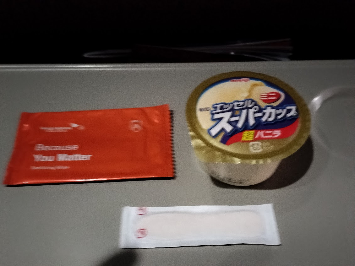 到着、1時間半前位にスーパーカップバニラが配られました。<br />機内で食べるスーパーカップは美味しかったです！
