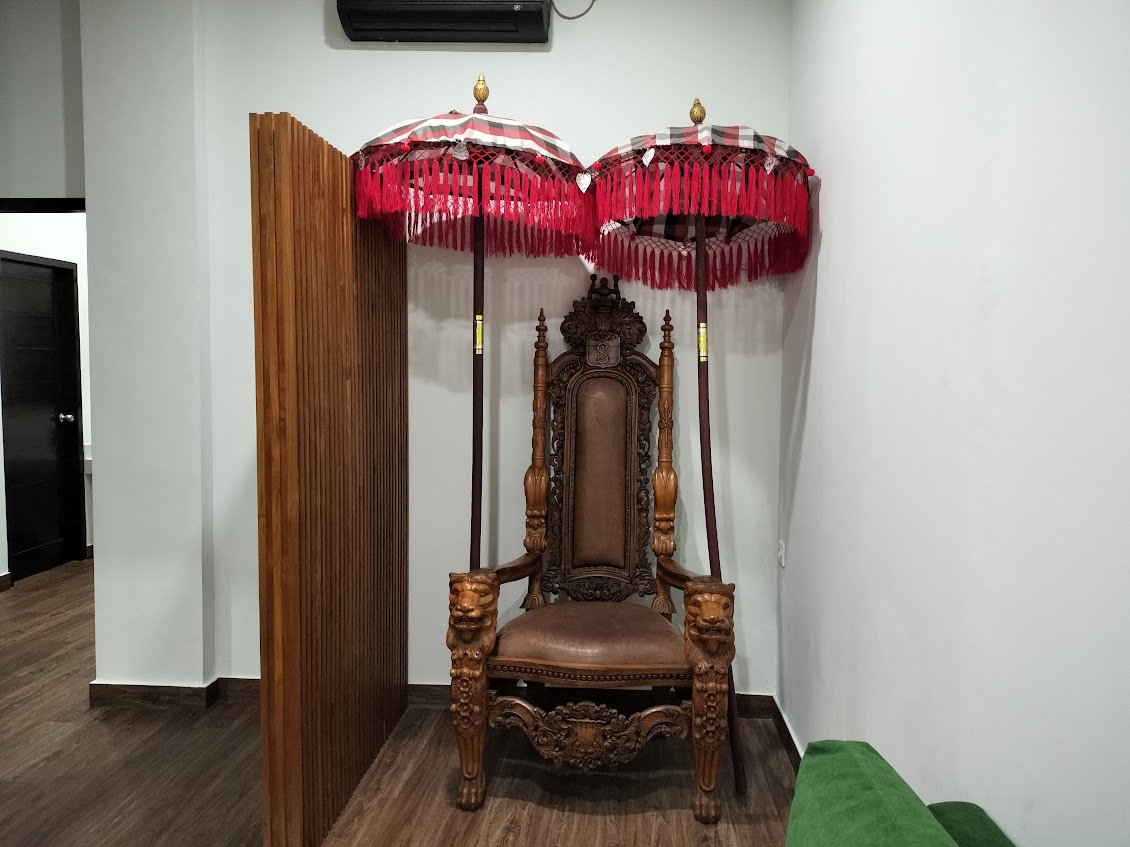 バリの伝統工芸の椅子です。<br />まずは一枚、記念に座って撮影してみて下さい！