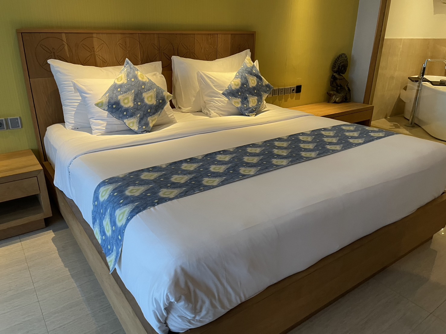 �x�b�h���[��