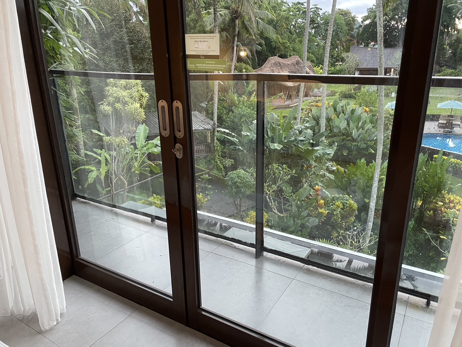 �o���R�j�[�X�y�[�X