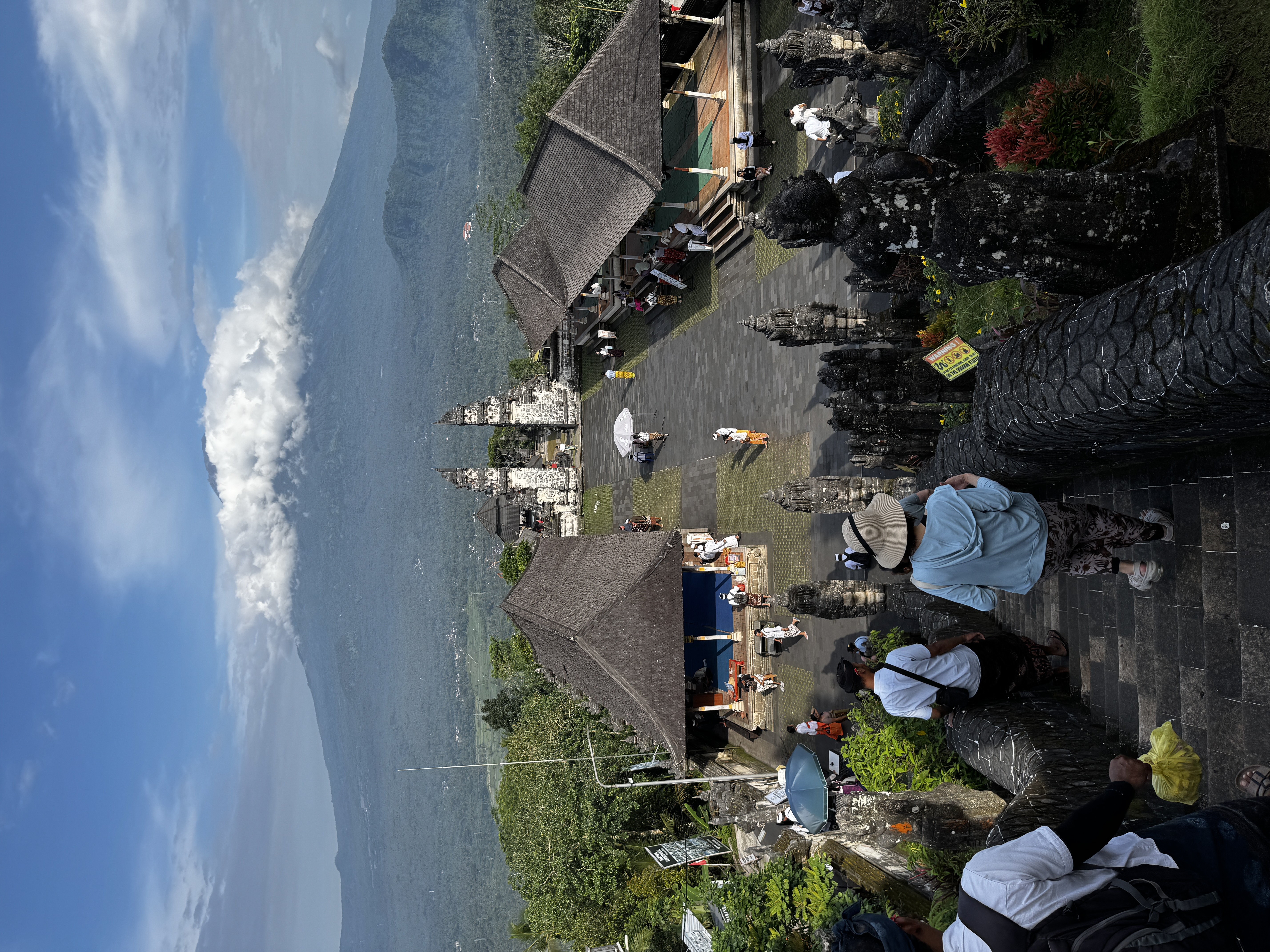 奥に見える白い門が「天国の門（Gate of Heaven）」です