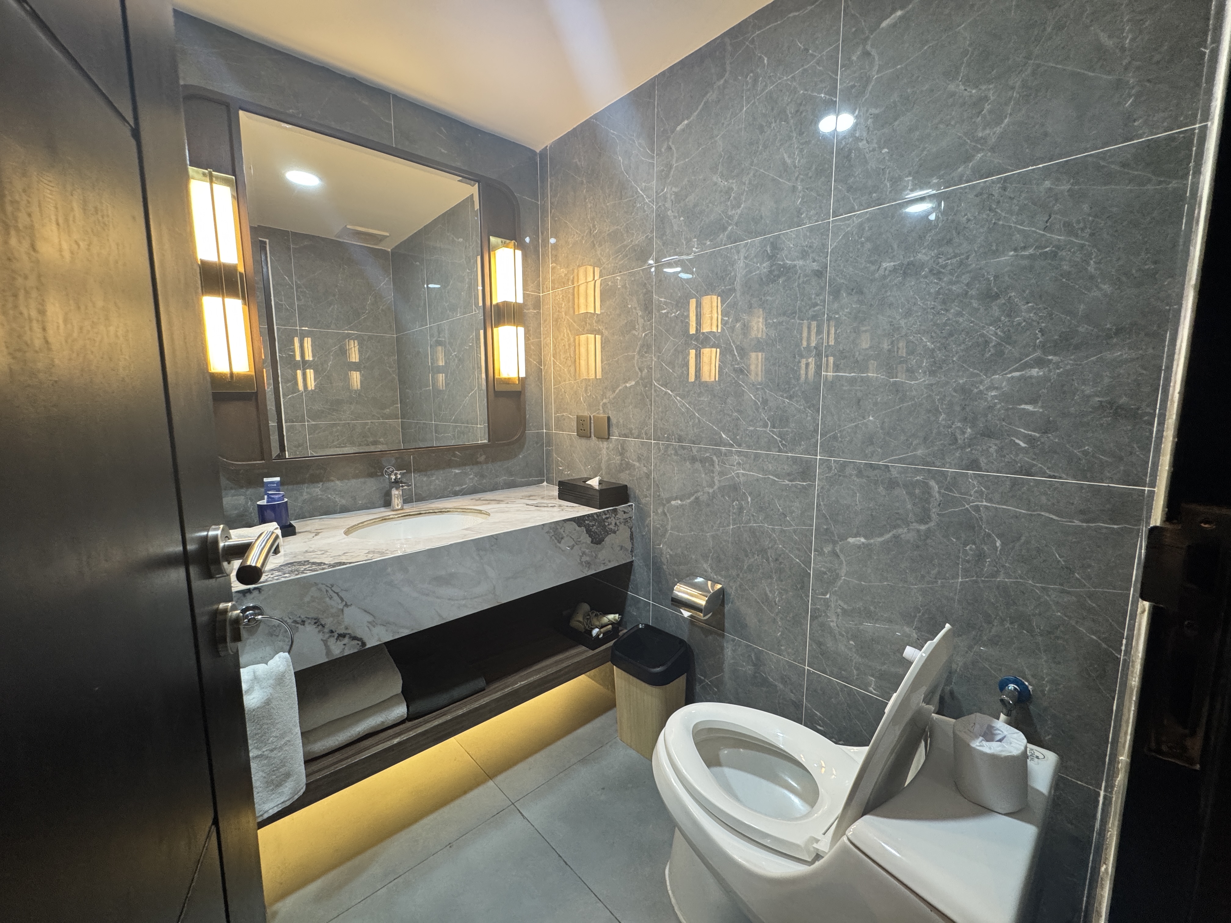 �Ɩ��̂��������O���[�̕ǂł����邢�o�X���[��