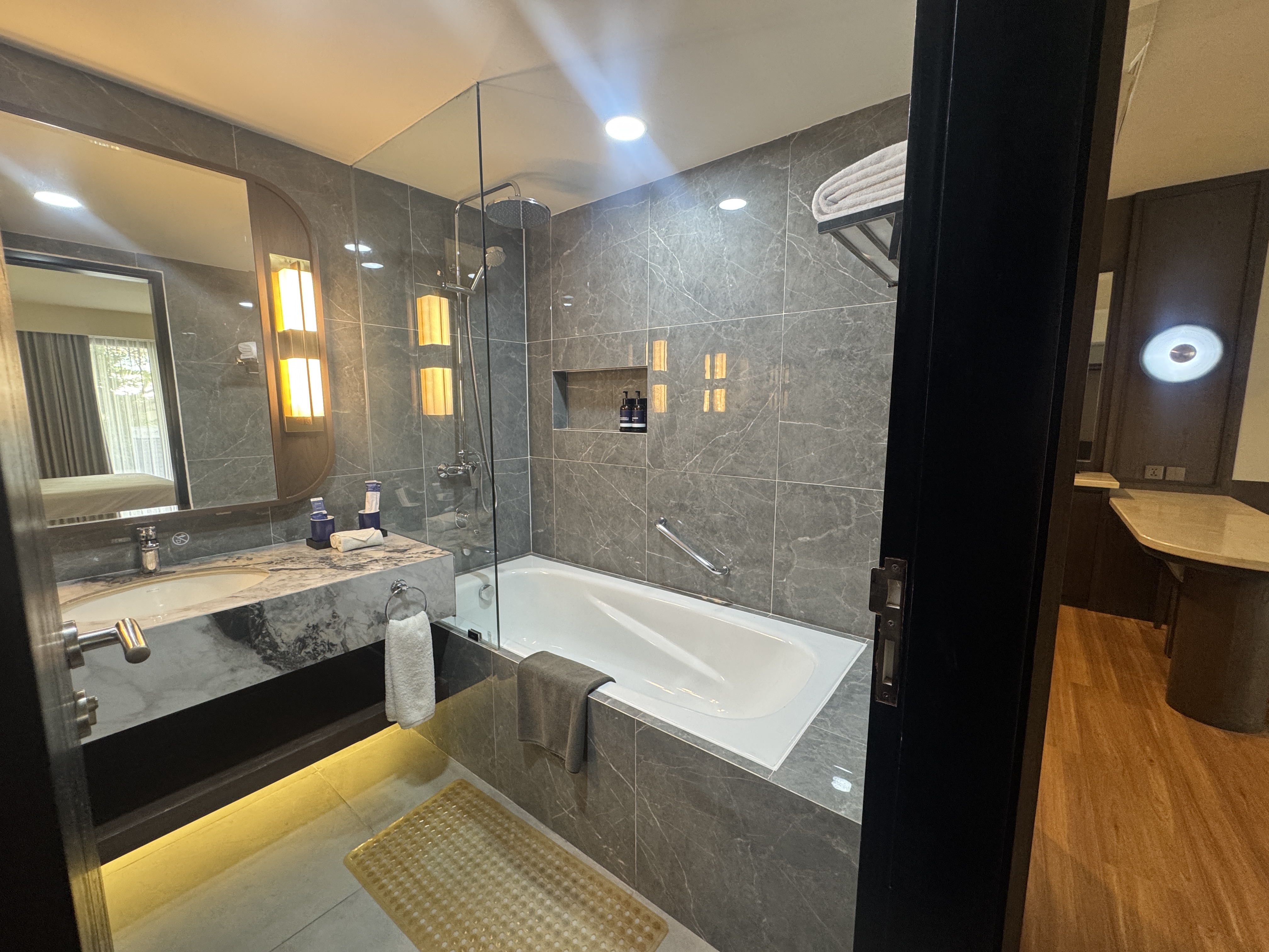 �X�C�[�g�����̓��ʂȃo�X�^�u�ł��B
